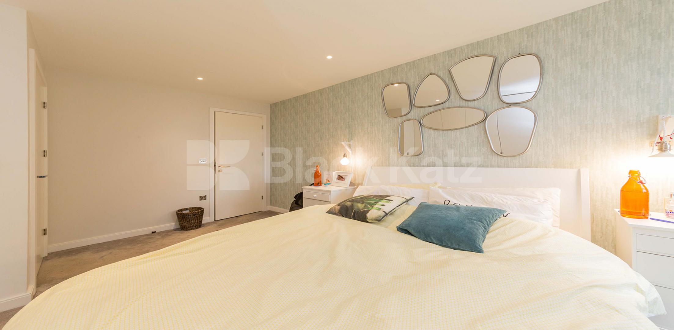 			NEW INSTRUCTION!, 2 Bedroom, 1 bath, 1 reception Apartment			 Wharf Road, ANGEL-OLD STREET